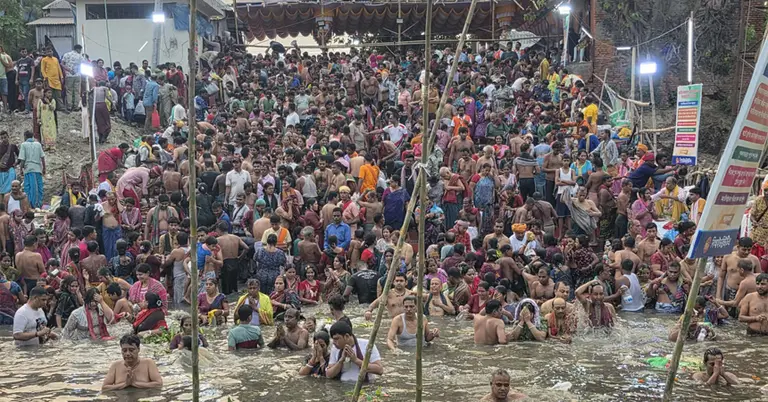 নারায়ণগঞ্জে ব্রহ্মপুত্র নদে ‘পাপমুক্তির’ মহাস্নান